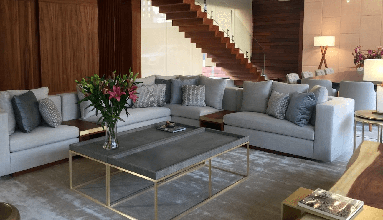 Sala con muebles lujosos, un sillón y una mesa de centro