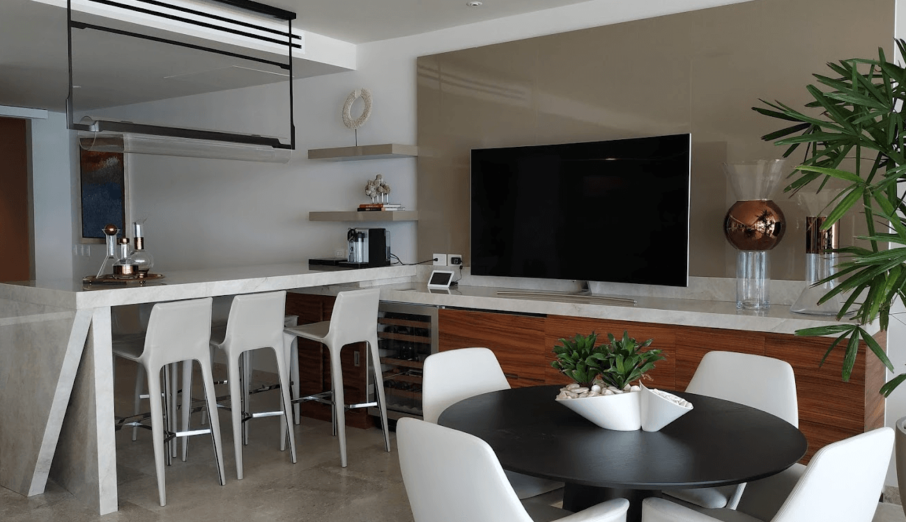 Bar de una casa, con una barra de bar de mármol blanco