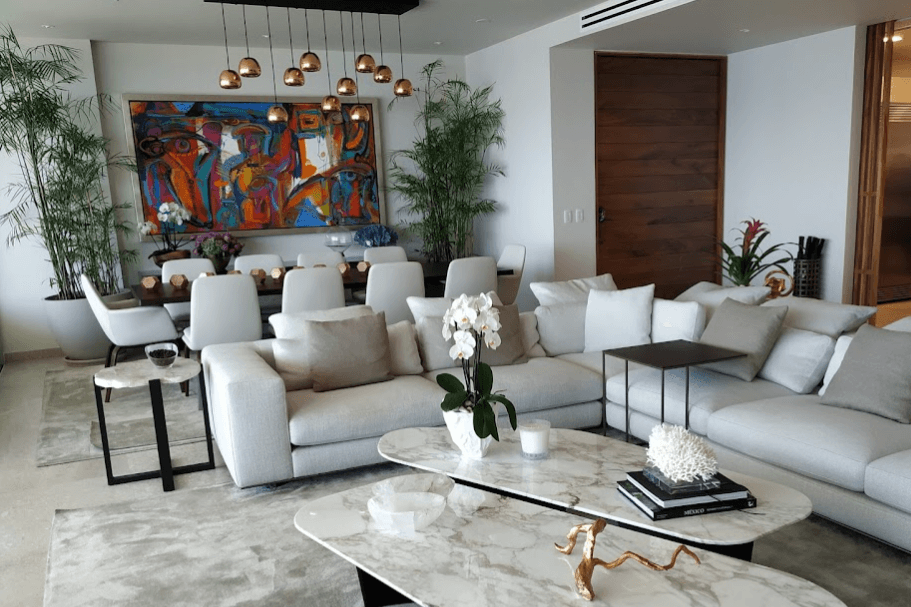 Mesas de centro en mármol y sillones tapizados