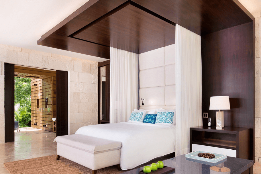 Lujosa cama en madera de nogal