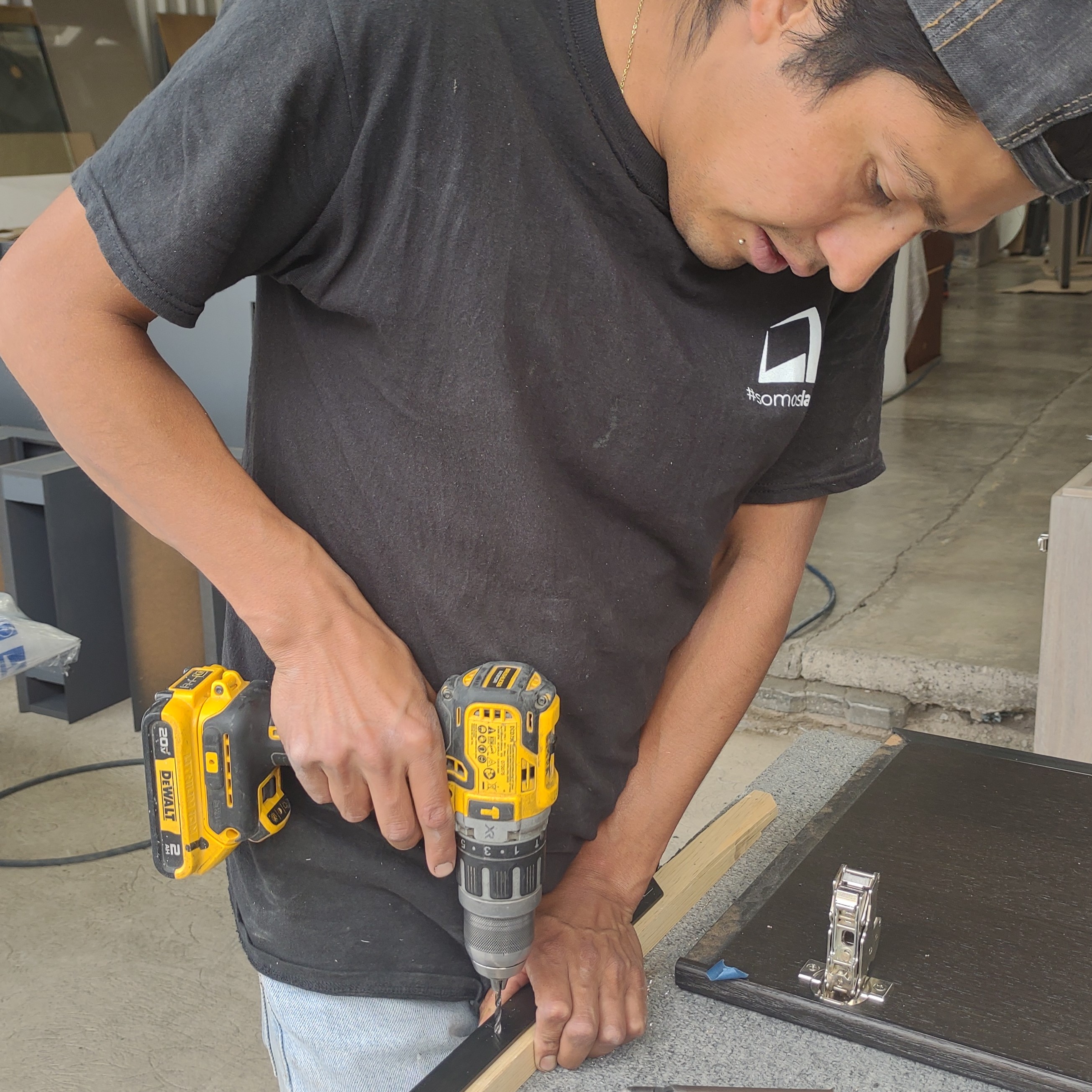 Una mesa con planos y una pieza redonda de latón