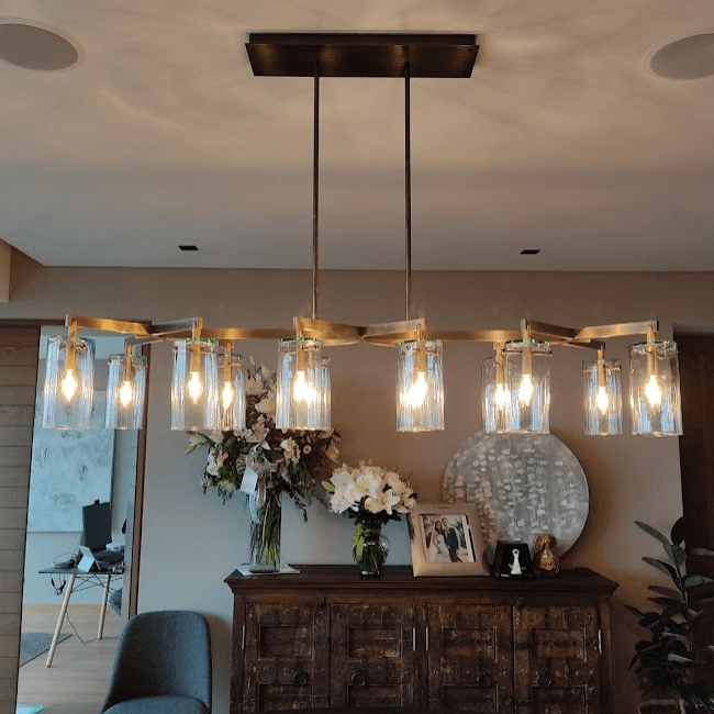 Candil de latón sobre una mesa de madera