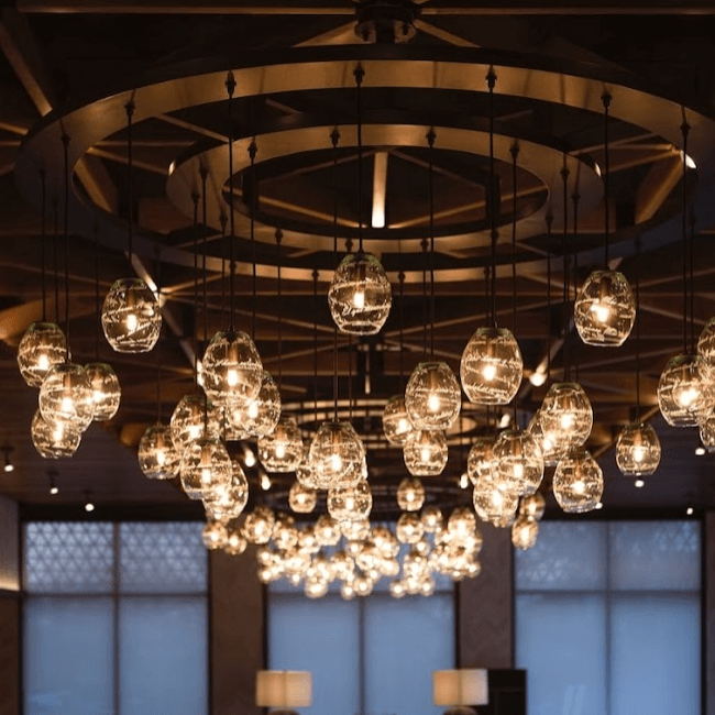 Un candil con pantallas de cristal